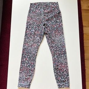 Lululemon High Rise Align Leggings 25 inch in fun pattern. size 6.